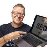 Portrait des SEO-Experten Frank Otto mit einem Laptop. Er betreibt eine Agentur in Bonn für Marketing und Werbung.