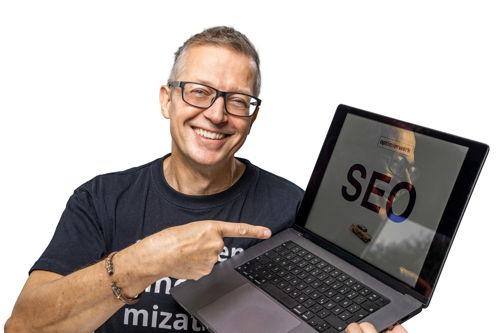 Portrait des SEO-Experten Frank Otto mit einem Laptop. Er betreibt eine Agentur in Bonn für Marketing und Werbung.